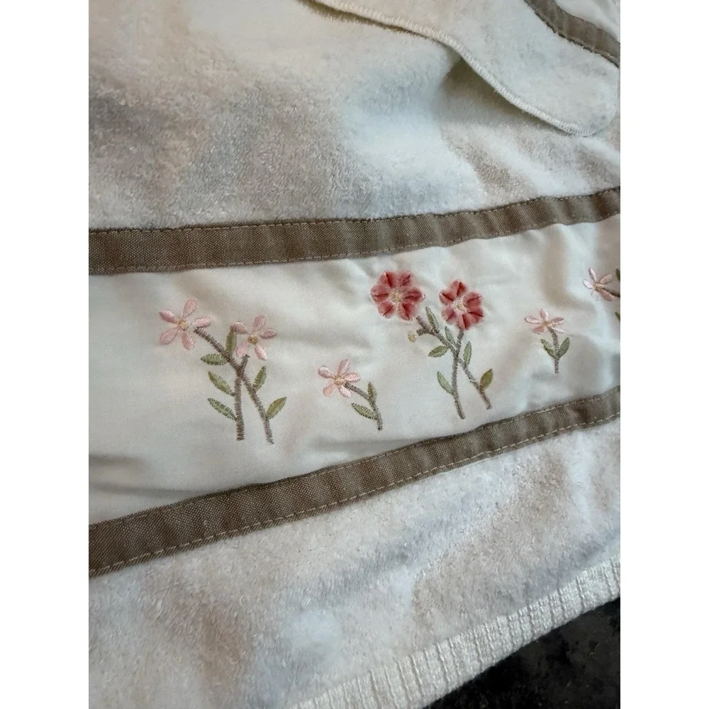 VTG Saturday Knight Ltd Towels Lot 4 Pc Towel Wash Cloth Rose Floral Trim USA